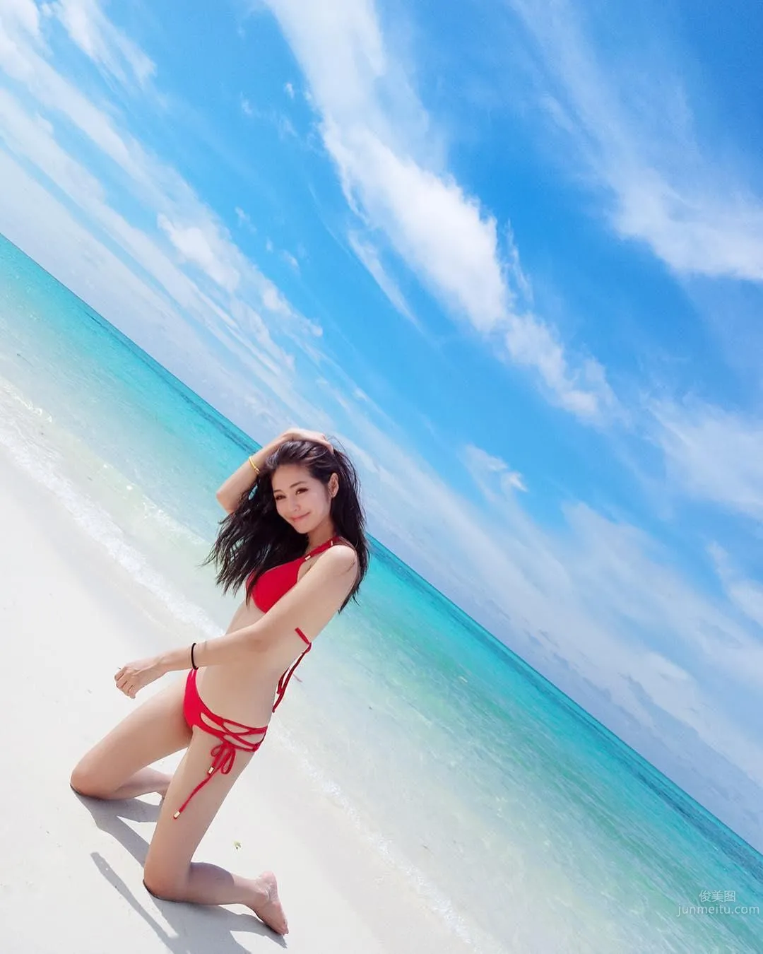 花叢間的大眼正妹！「惹火S曲線」好讓人着迷！ 21