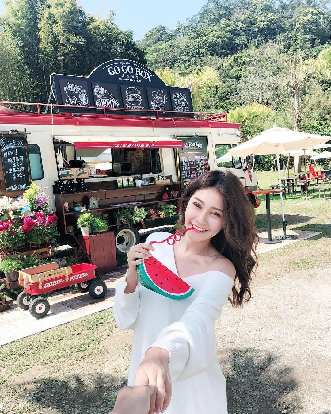花叢間的大眼正妹！「惹火S曲線」好讓人着迷！ 18