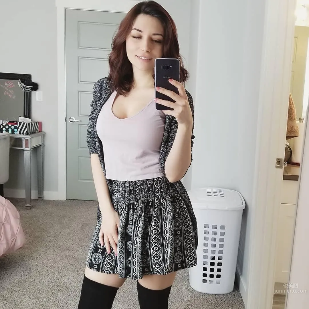 想一起激戰！電玩直播妹「Alinity Divine」清新自然 34