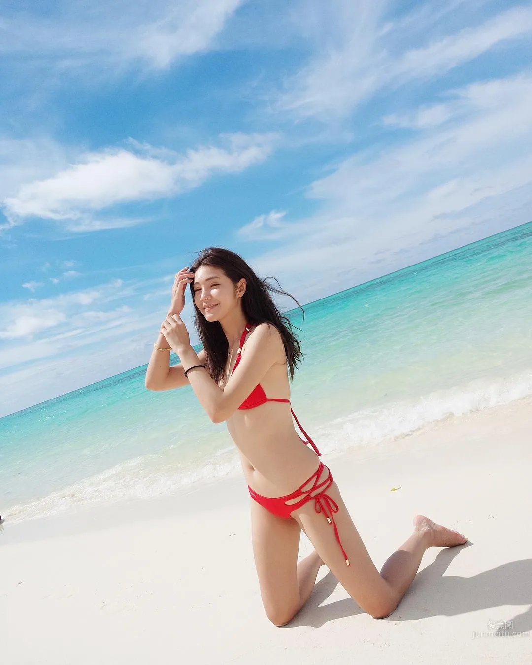 花叢間的大眼正妹！「惹火S曲線」好讓人着迷！ 24