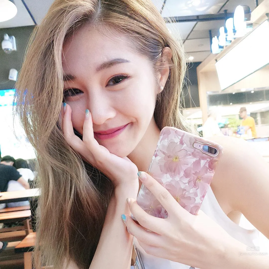 花叢間的大眼正妹！「惹火S曲線」好讓人着迷！ 1