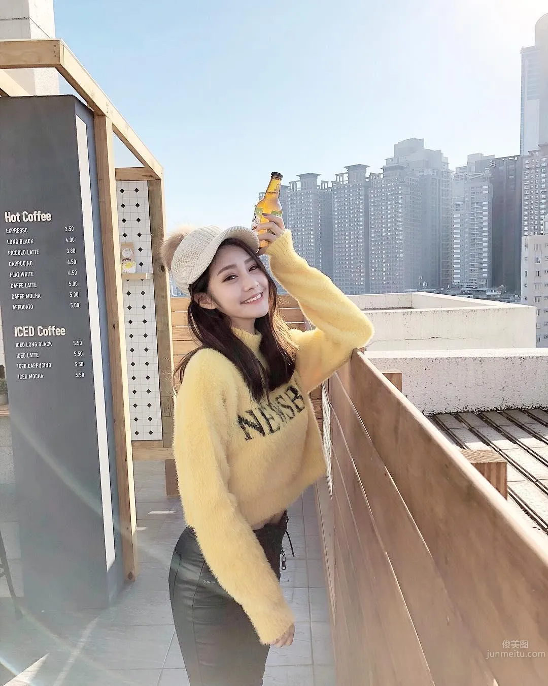 花叢間的大眼正妹！「惹火S曲線」好讓人着迷！ 6