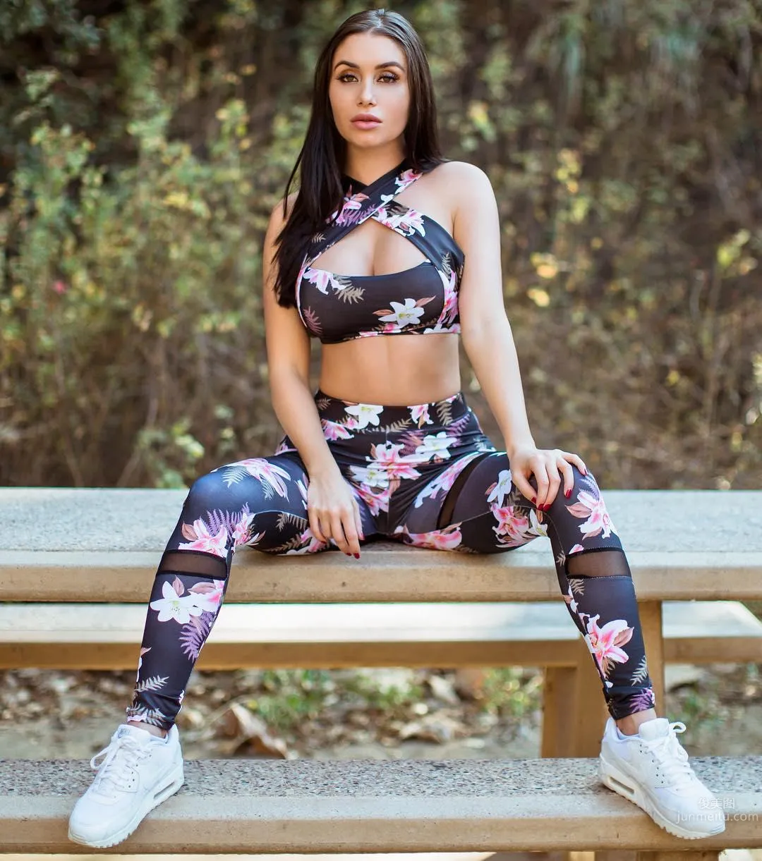 Laura Marie- 洶湧澎湃的健身模特兒 15