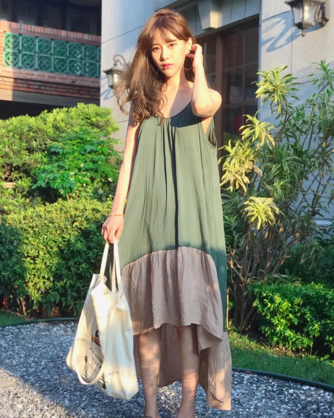 長榮正妹空姐Fafa 大秀性感深V事業線 2