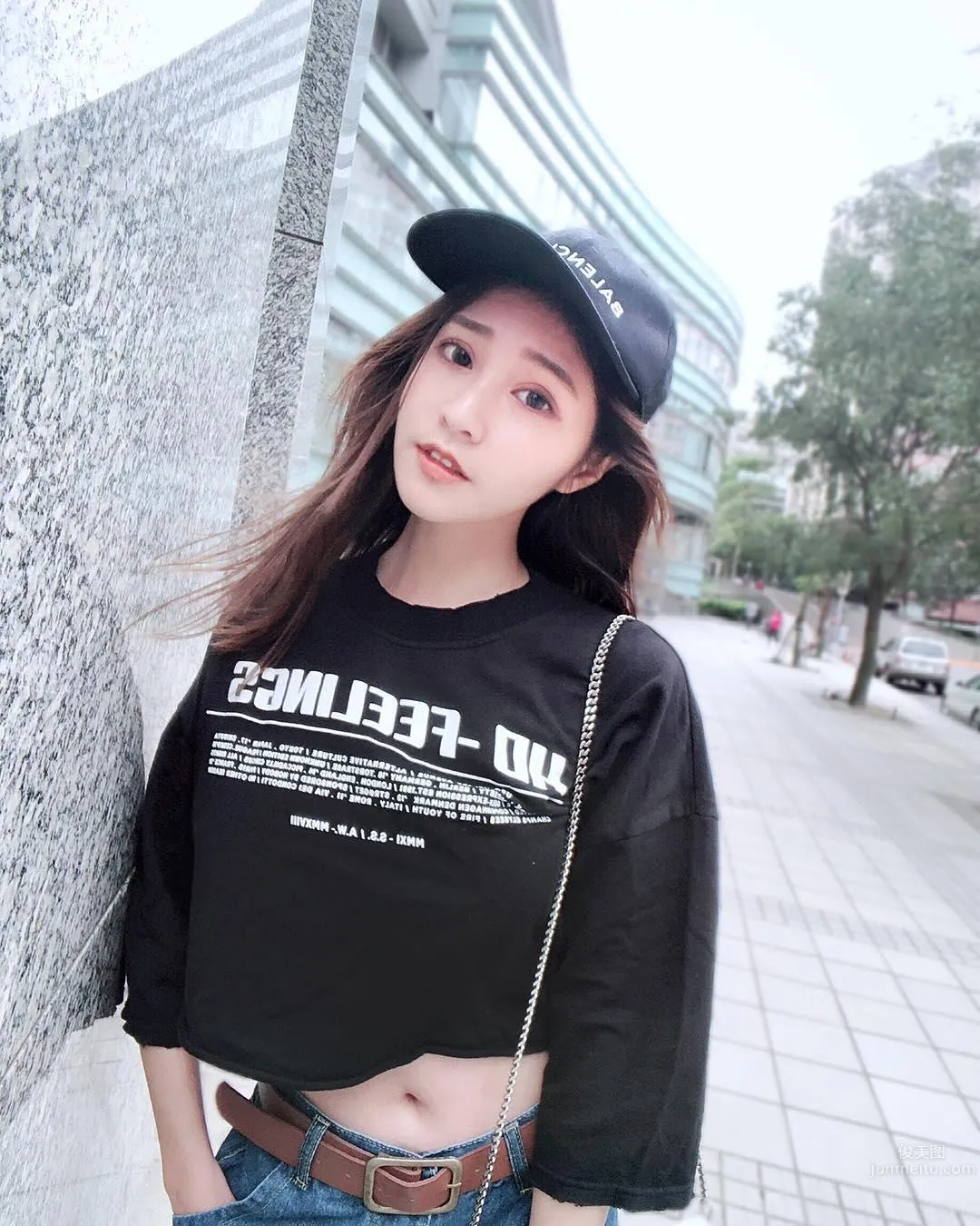 花叢間的大眼正妹！「惹火S曲線」好讓人着迷！ 15