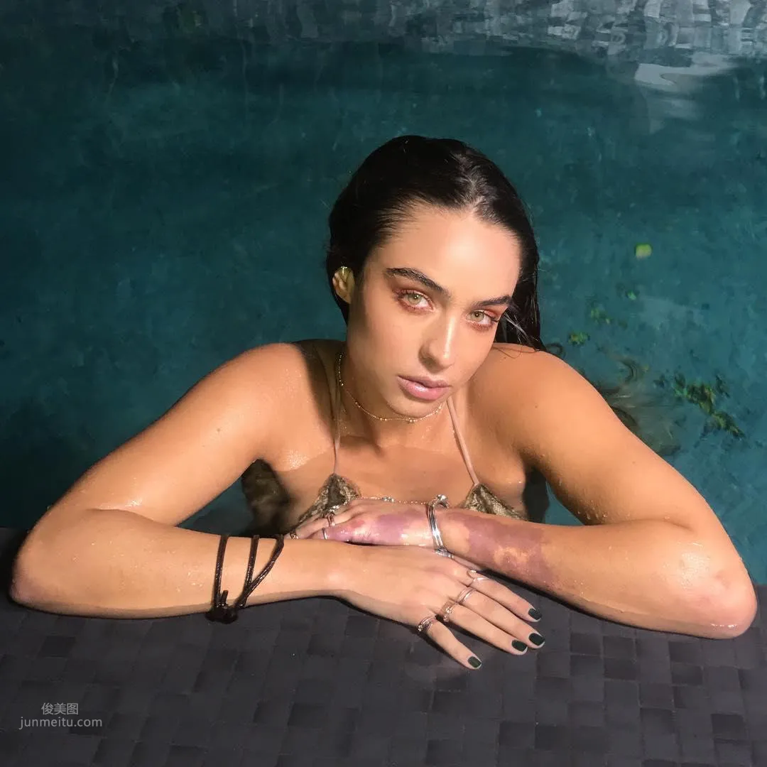 Belfie臀拍女王雙手一扳 滿滿版面渾圓有實 22