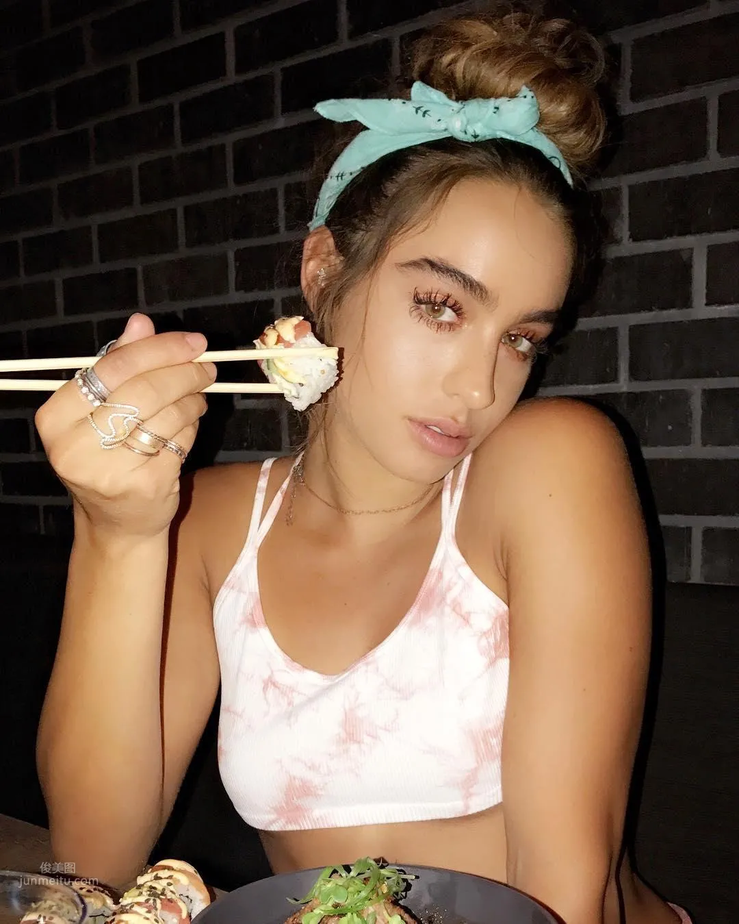 Belfie臀拍女王雙手一扳 滿滿版面渾圓有實 21
