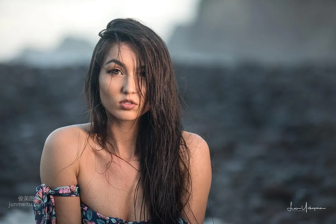 美版小龙女！Kristina Chai身怀绝技，空中瑜伽姿势撩人_58