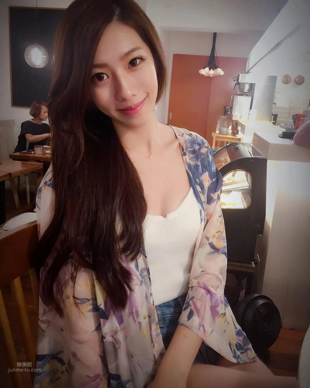 最美汽車接待員蔡芳婷 天使臉孔魔鬼身材誰能擋？ 2