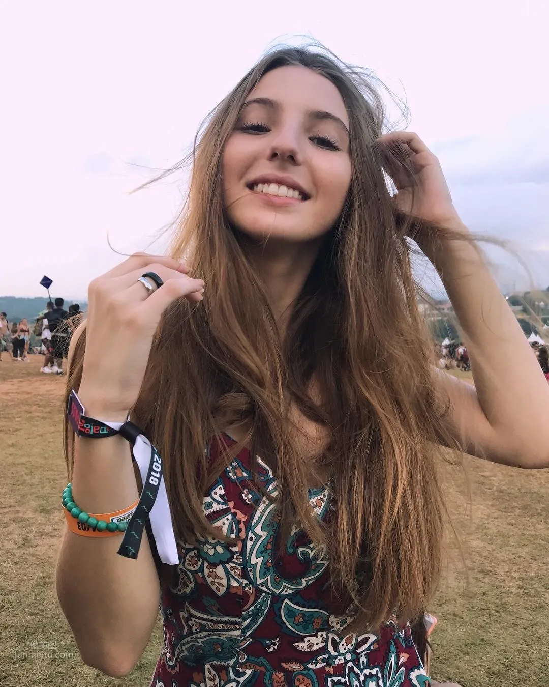 17歲的巴西妹Victoria 超胸曬痕過目不忘 2