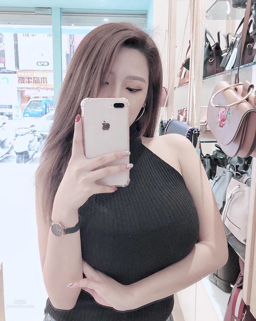 台灣Gina邱筠淨吊帶小背心吃甜品 1