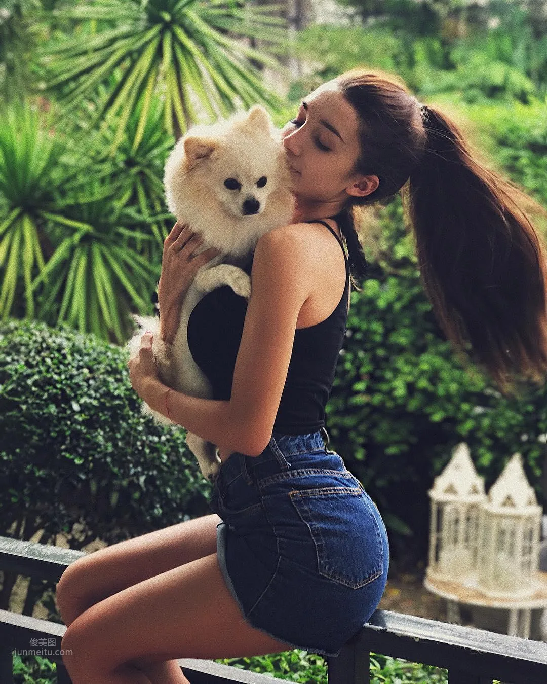 來一口椰子奶吧！「Anyuta Rai」性感弧線讓人印象深刻 1