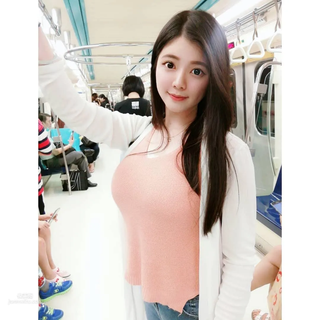 台灣超甜美女警「阿均」！穿上制服搭配水亮大眼 30