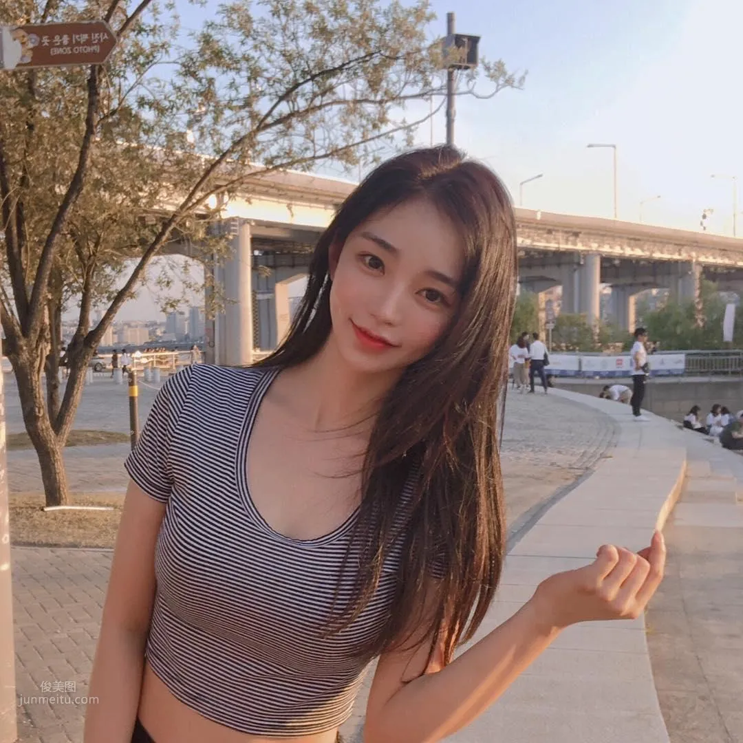 音樂節上甜心妹김도연出沒！清涼背心展現「雪白美背」！ 23
