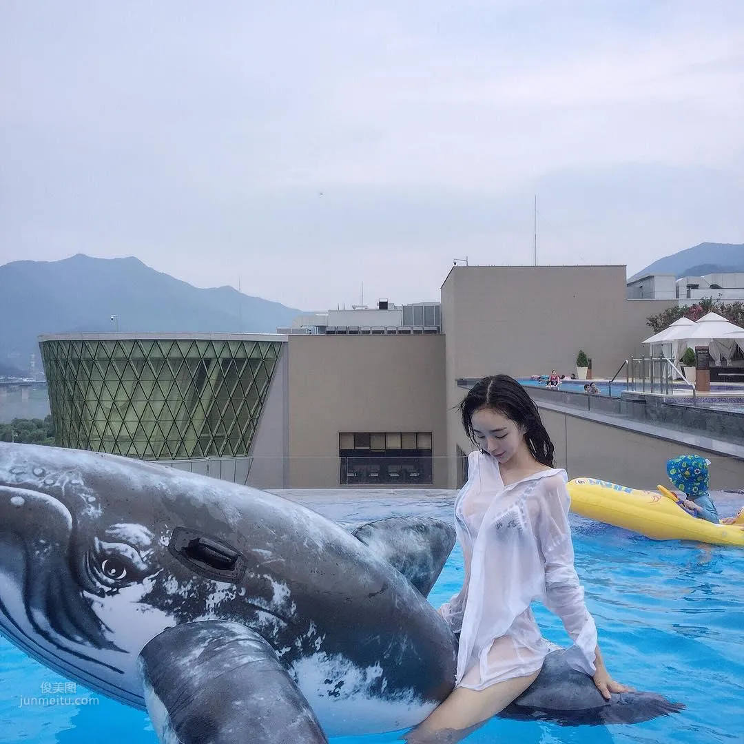 音樂節上甜心妹김도연出沒！清涼背心展現「雪白美背」！ 5