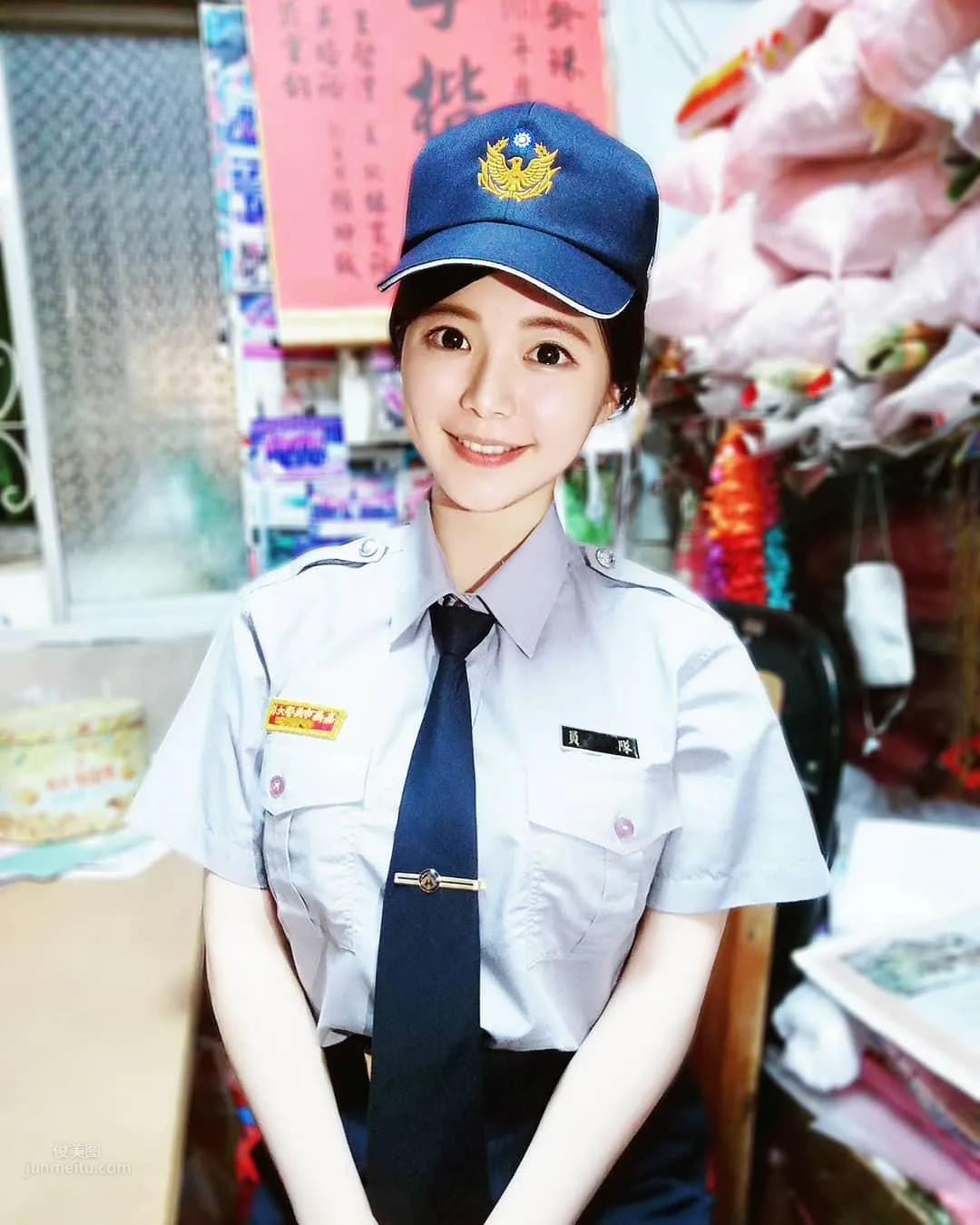 台灣超甜美女警「阿均」！穿上制服搭配水亮大眼 14
