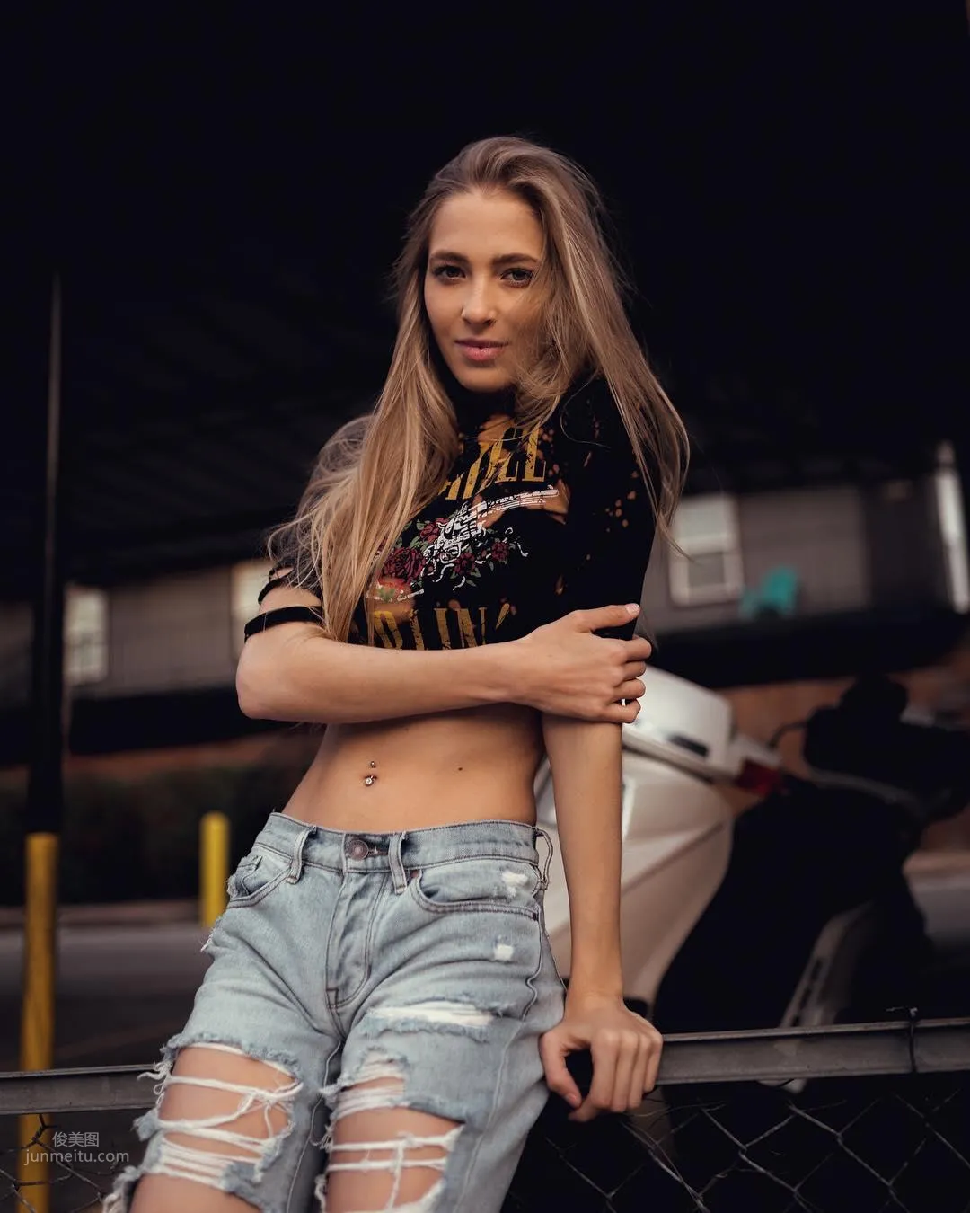 Amanda Spain Butts- 上衣太小件！「甜心正妹」上圍總是緊緊的 15
