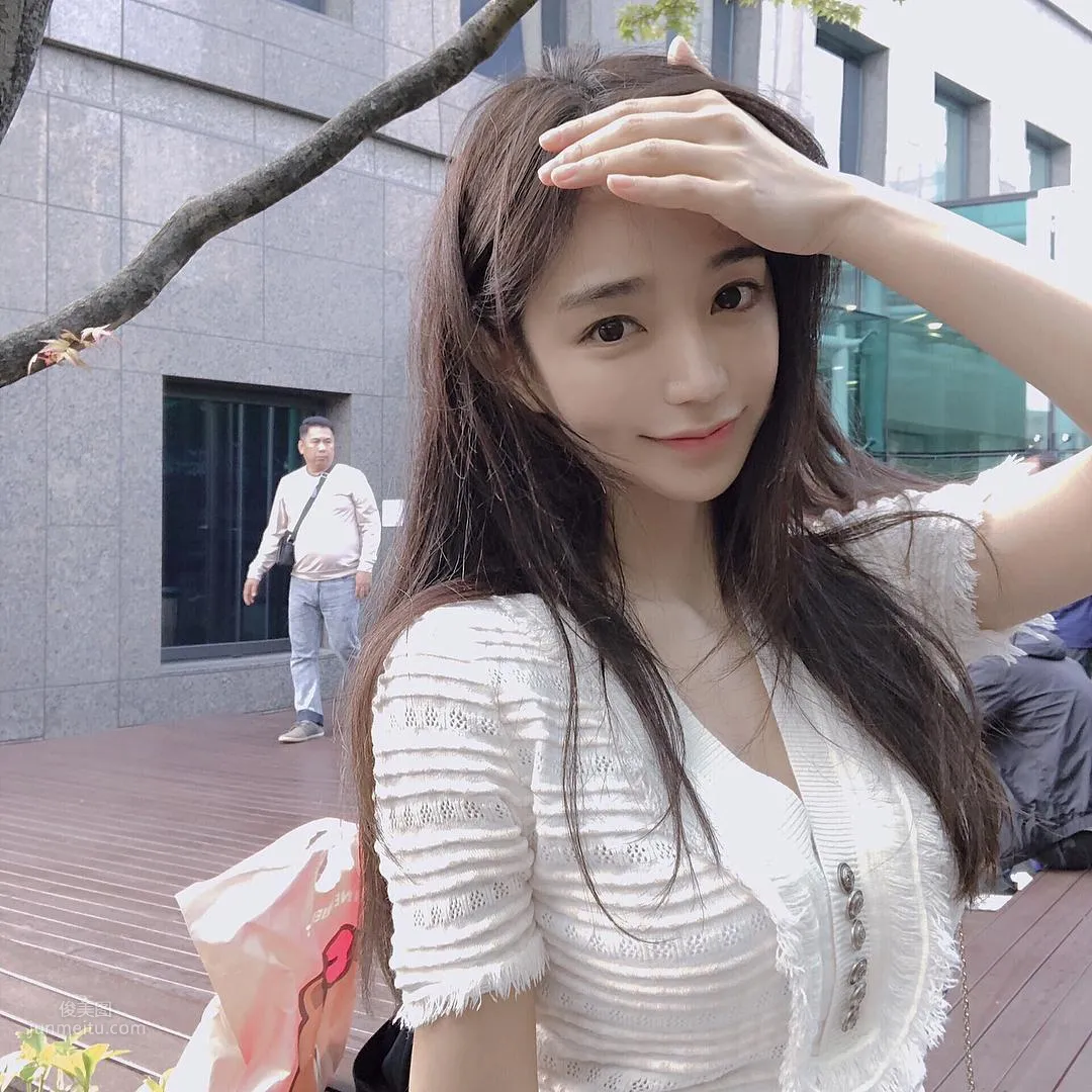 音樂節上甜心妹김도연出沒！清涼背心展現「雪白美背」！ 15