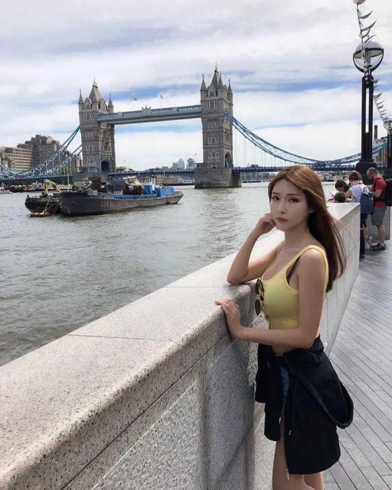 想要獎杯還是要我？大馬正妹Gatita Yan胸部比獎杯還迷人 30