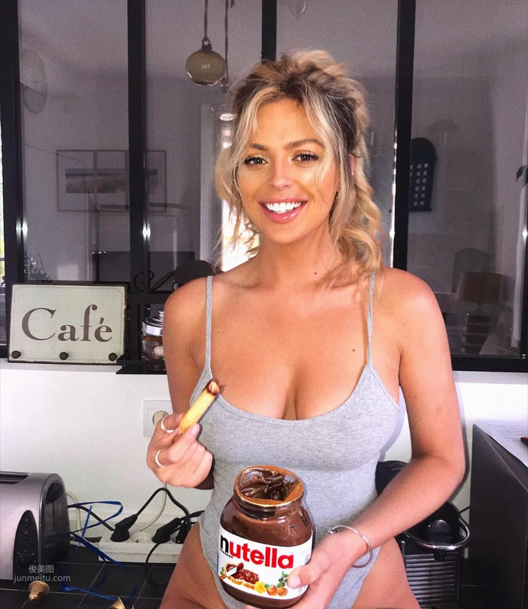 Danielle Sellers- 「巧克力奶妹」裸身曬渾圓美胸 21