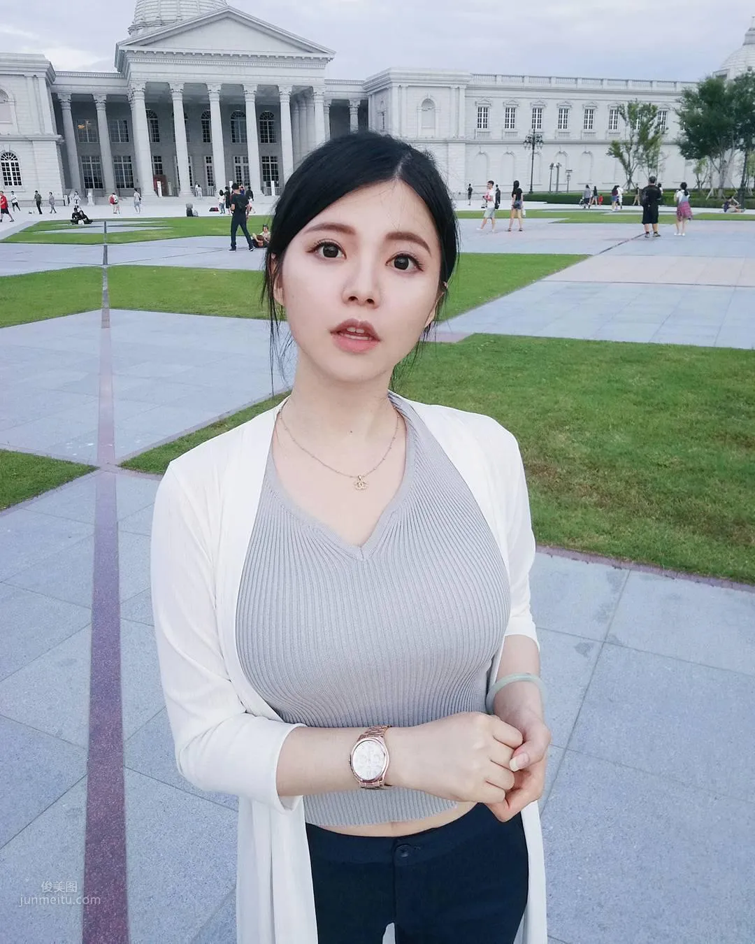 台灣超甜美女警「阿均」！穿上制服搭配水亮大眼 5