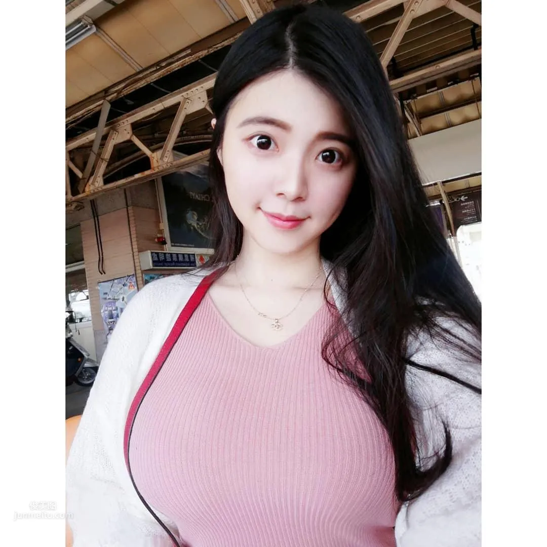 台灣超甜美女警「阿均」！穿上制服搭配水亮大眼 21