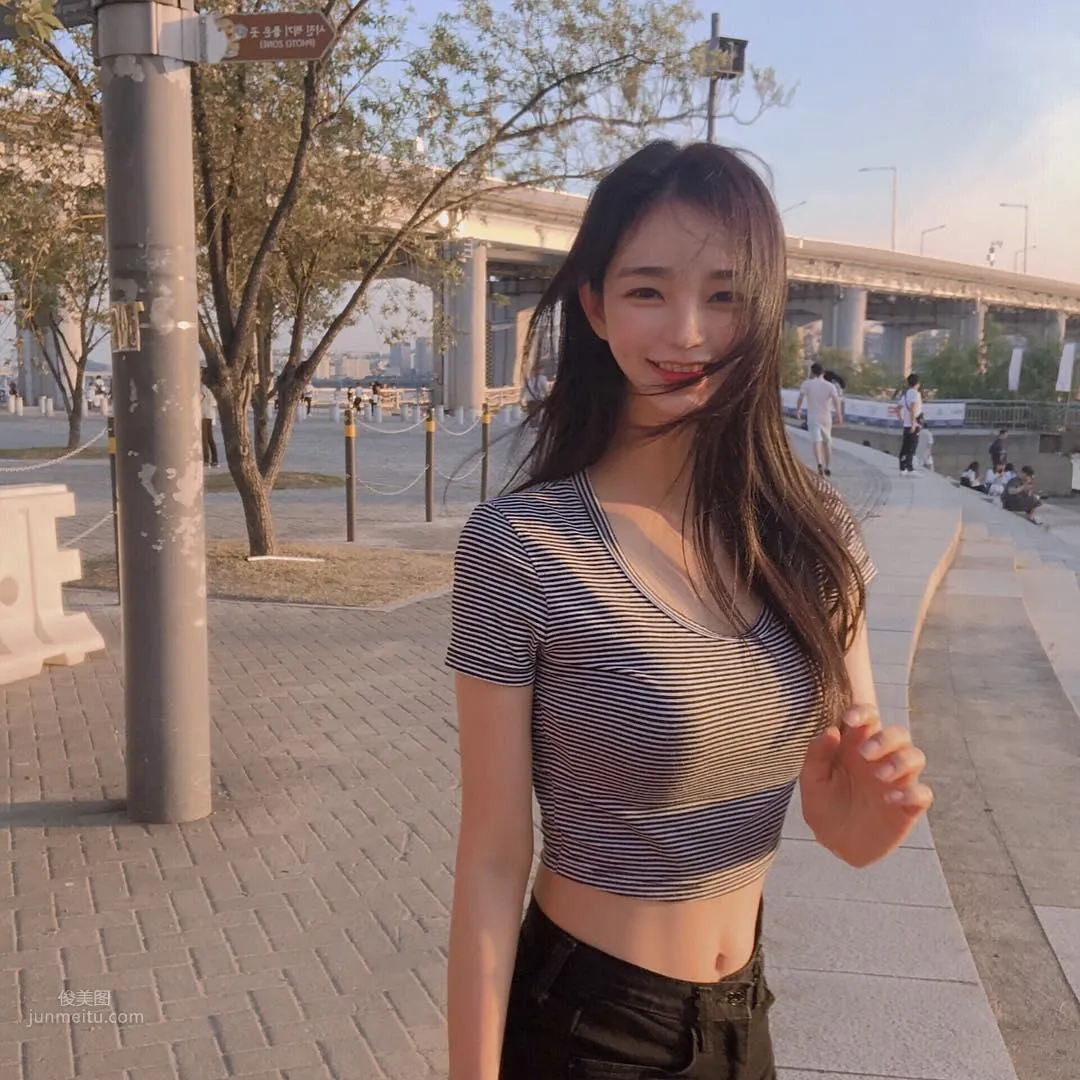 音樂節上甜心妹김도연出沒！清涼背心展現「雪白美背」！ 22