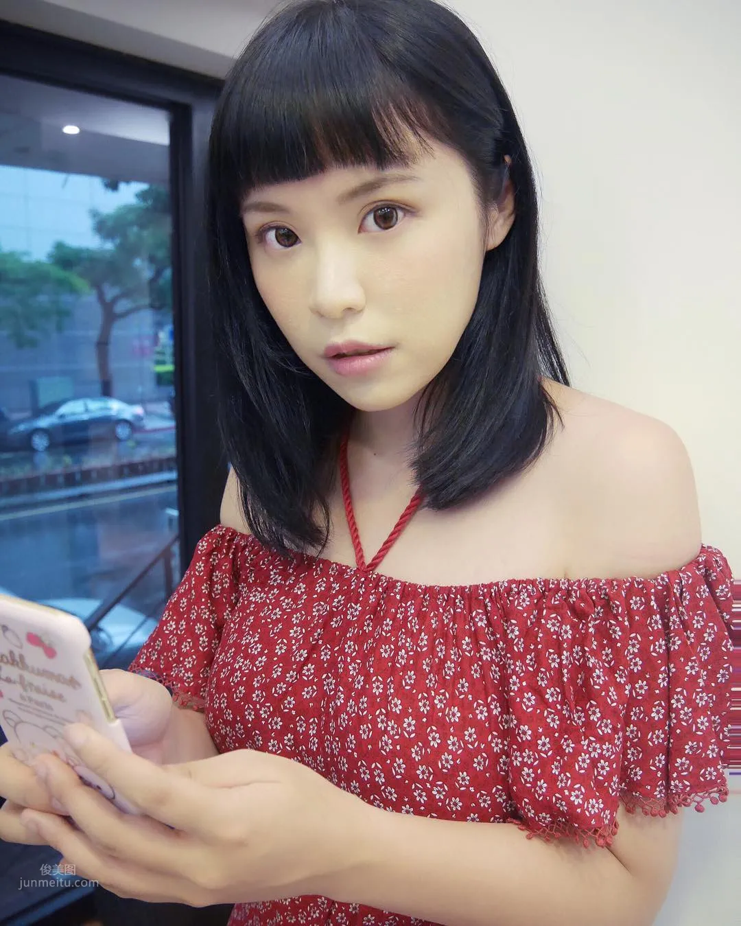 開水小姐- 大眼正妹歌手撐爆吊帶 6