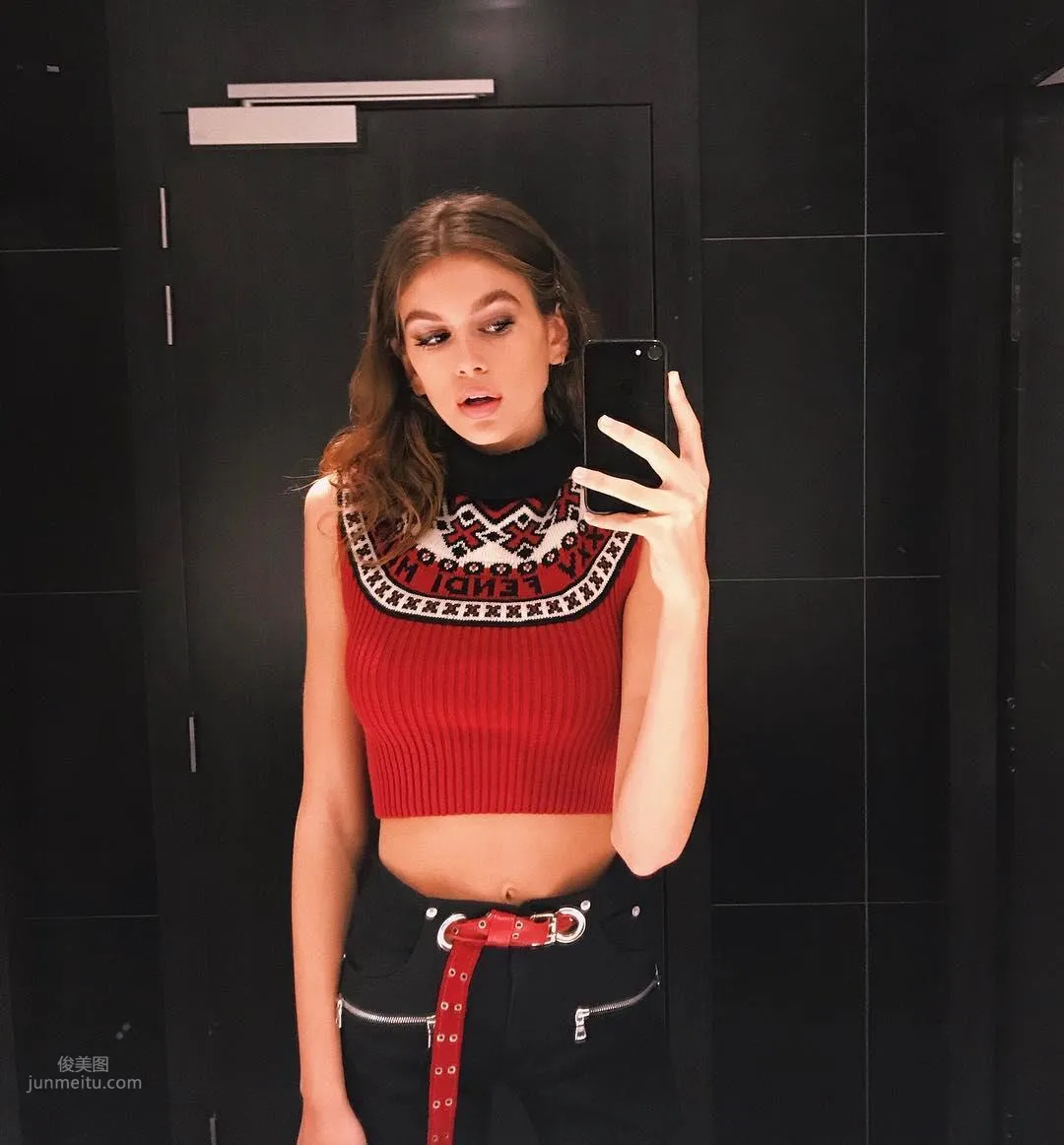 Kaia Gerber- 最美星二代配备不科学逆天长腿_9