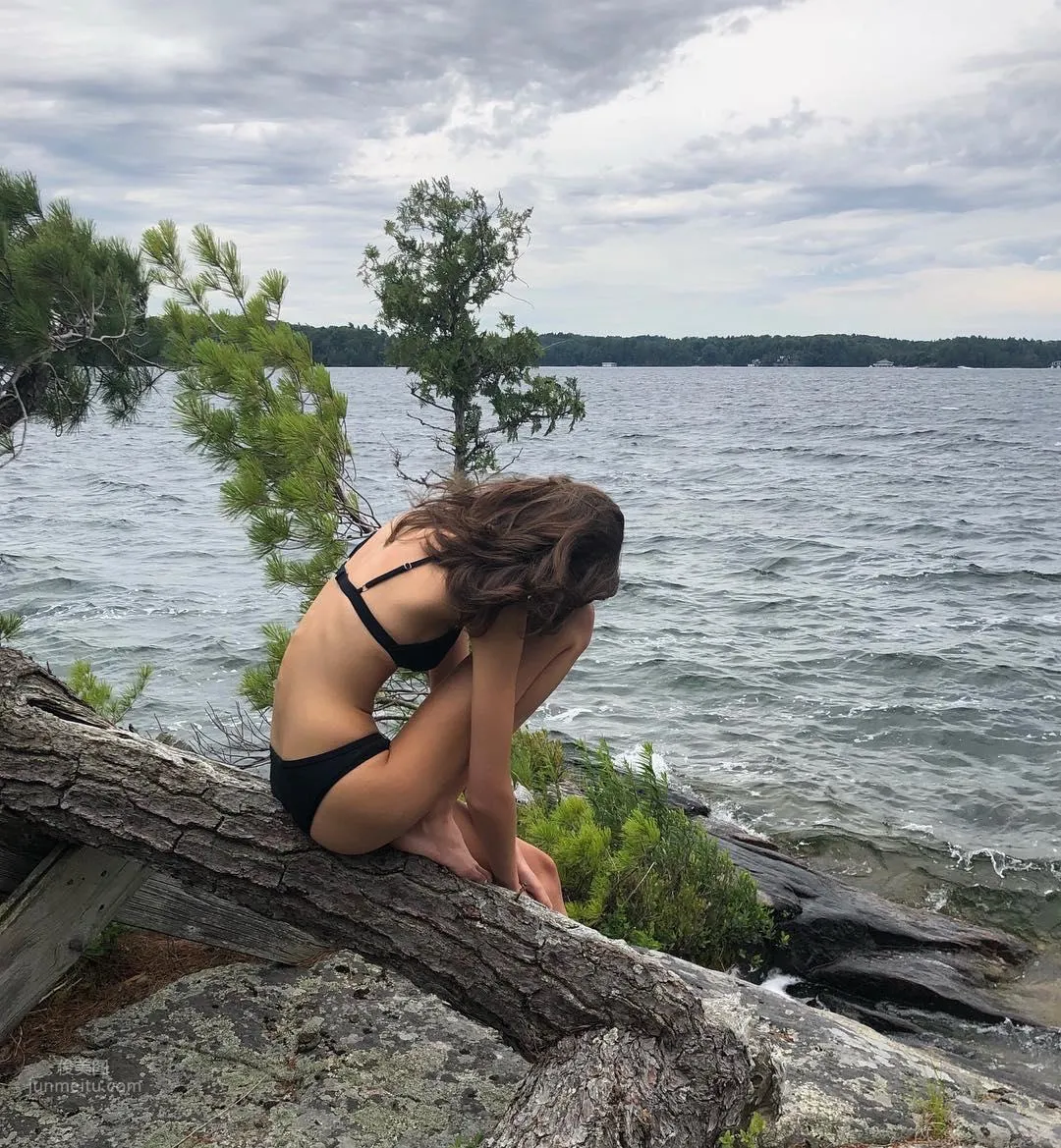 Kaia Gerber- 最美星二代配备不科学逆天长腿_23