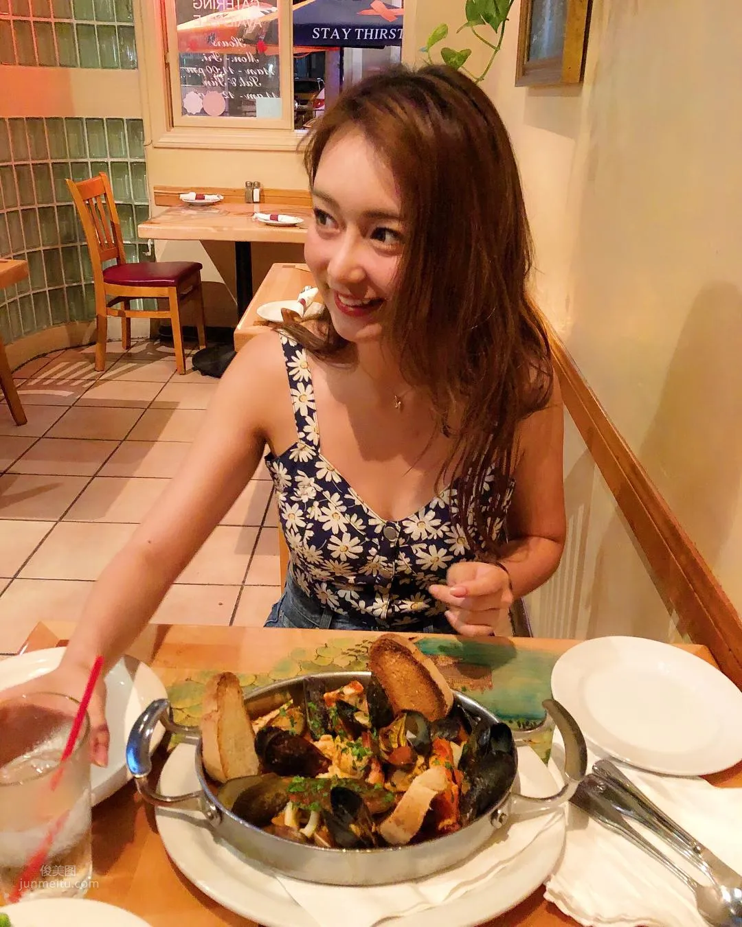 川上愛- 海邊發現可愛的歐派日本妹 26