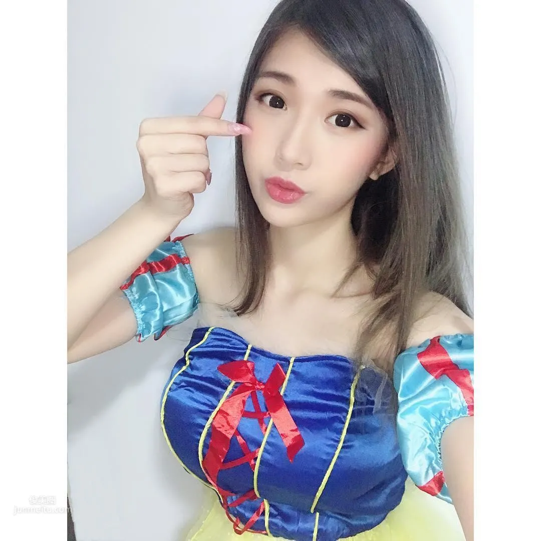 谢薇安Vivian- 台湾正妹大秀深邃事业线_8