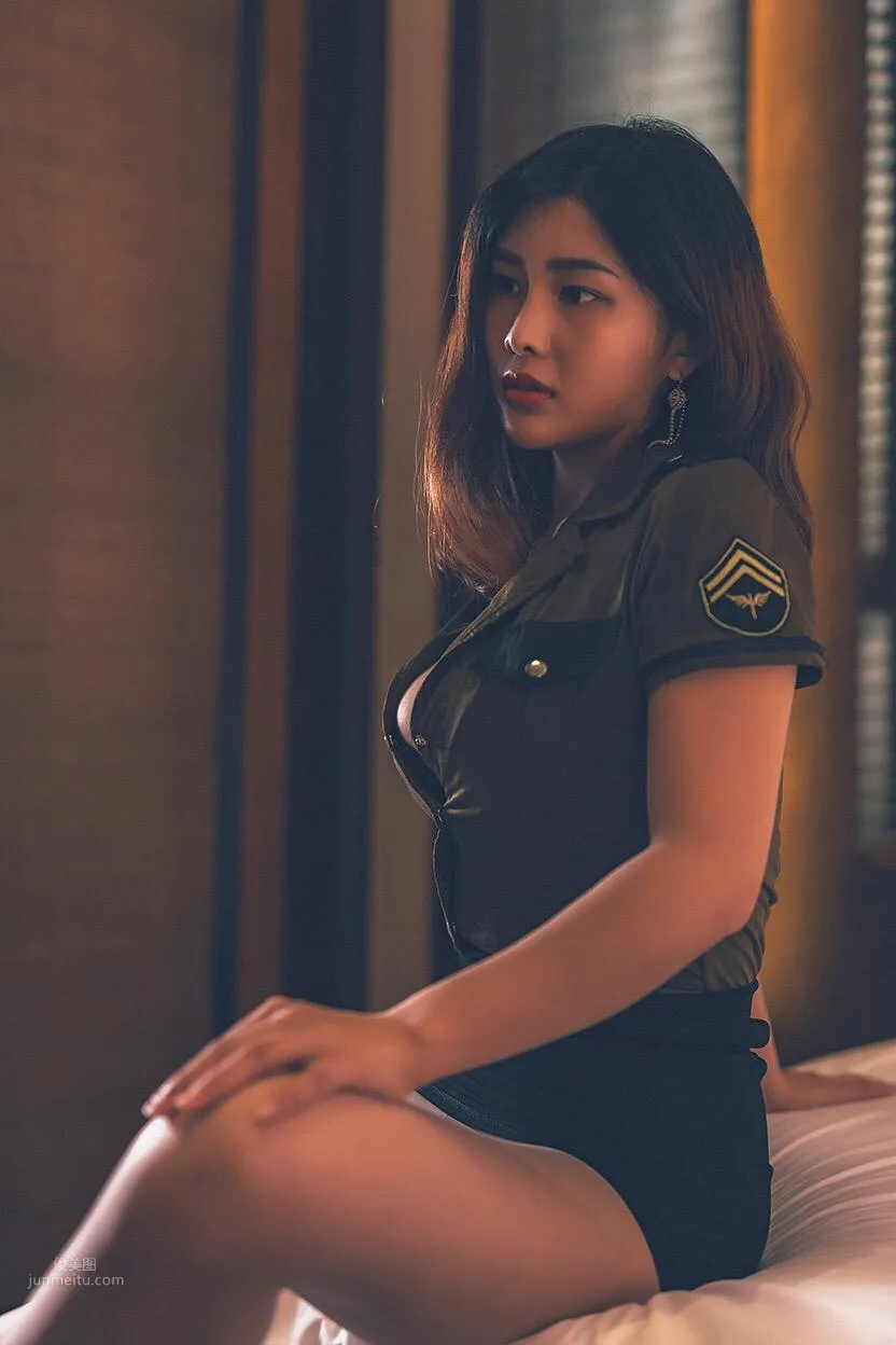 闫盼盼私房系列05– 軍裝與蛇紋制服 2