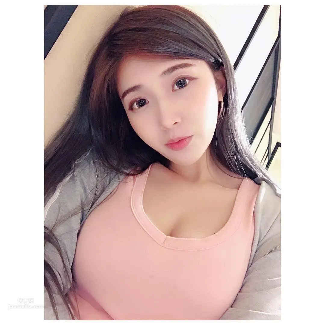谢薇安Vivian- 台湾正妹大秀深邃事业线_33