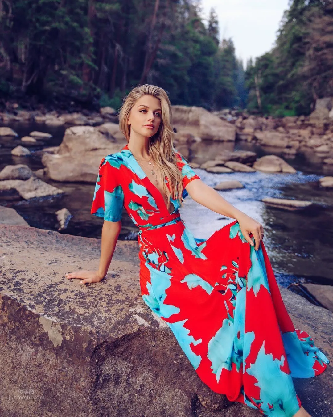 Marina Laswick- 加拿大美妝博主私房照 50