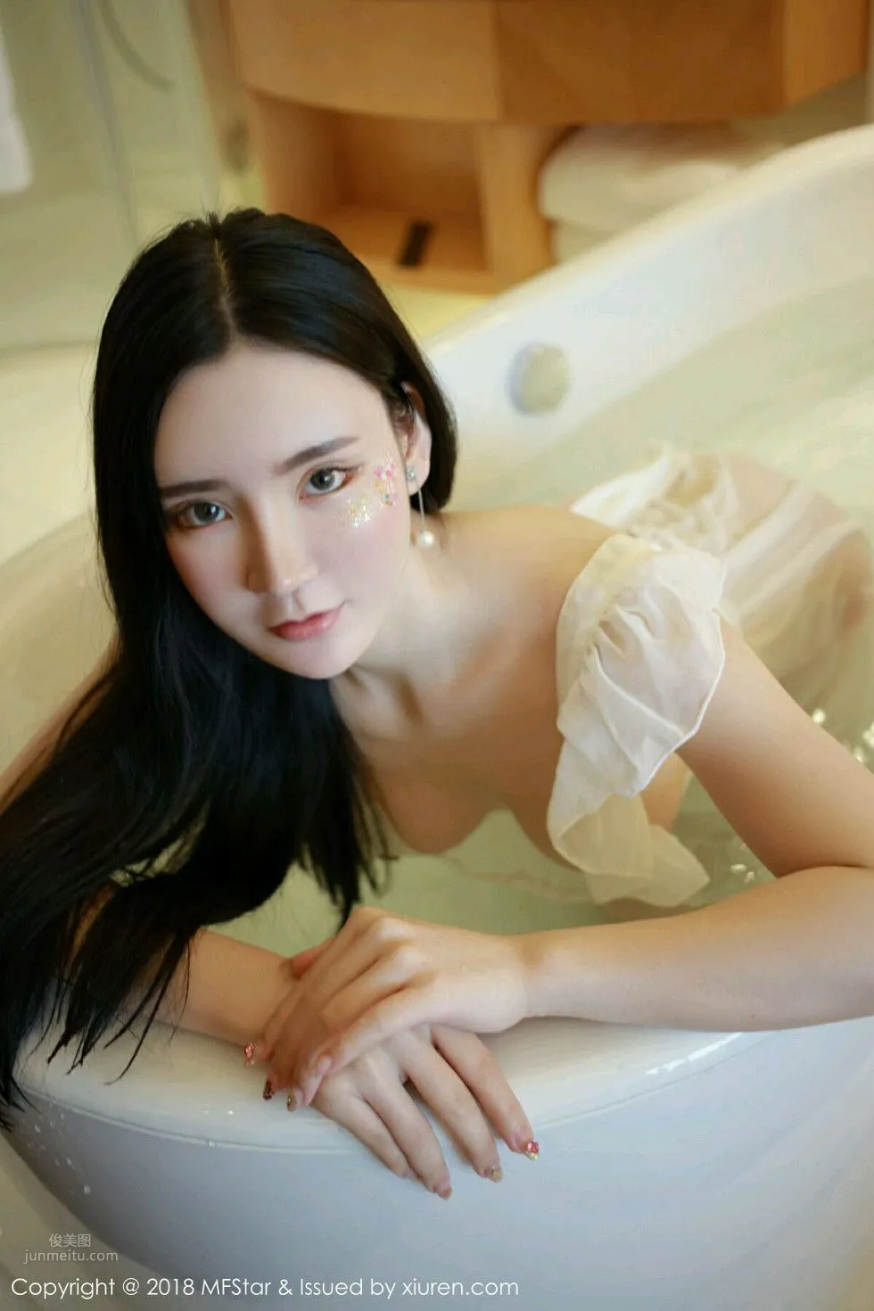 濕身女神周于希 羅裘薄紗半遮胸 25