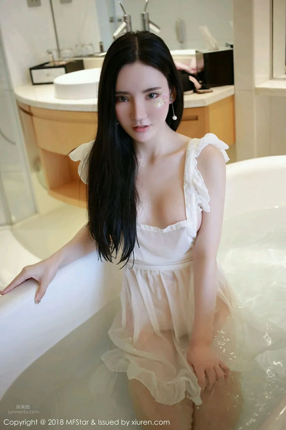 濕身女神周于希 羅裘薄紗半遮胸 24