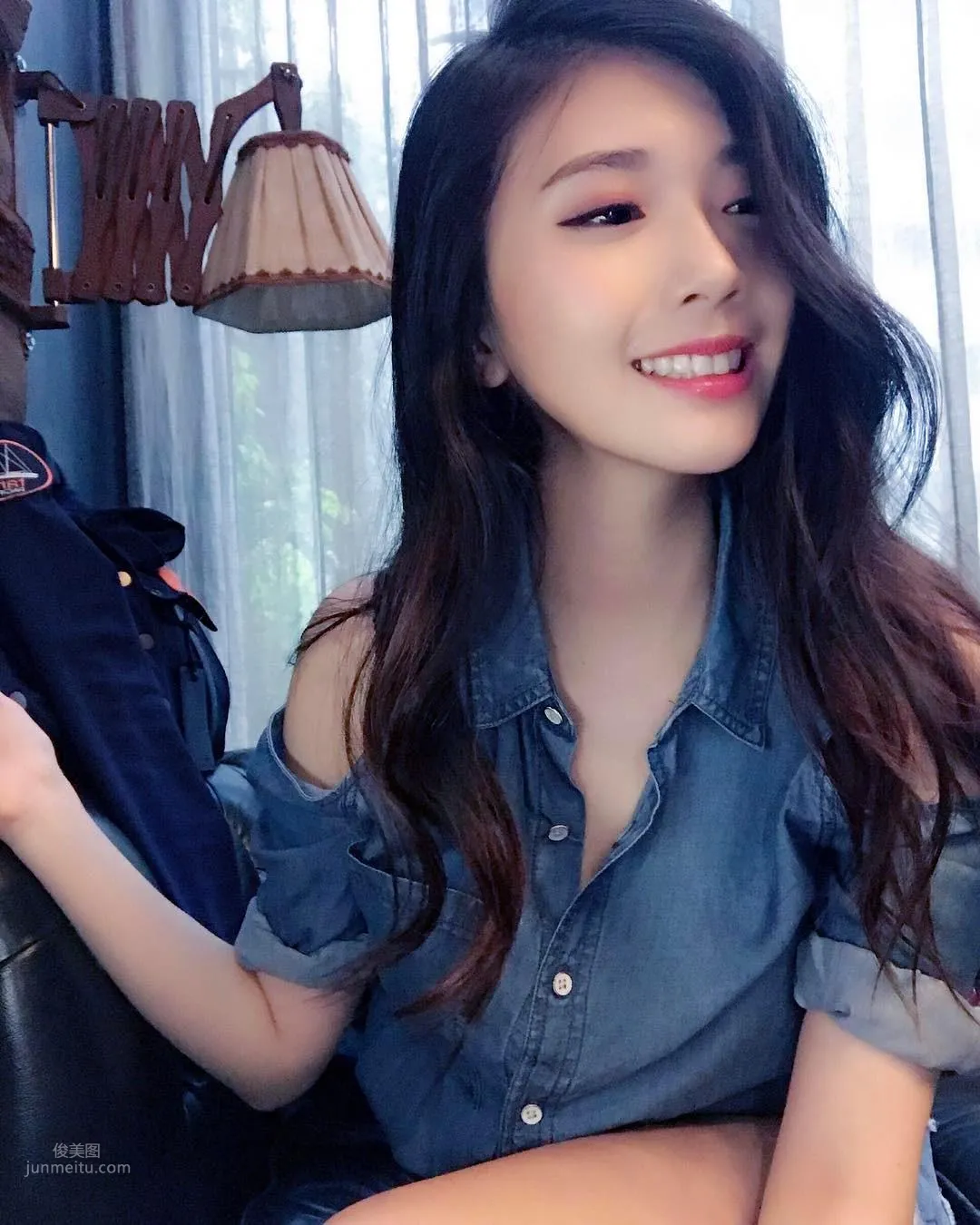 谢薇安Vivian- 台湾正妹大秀深邃事业线_1