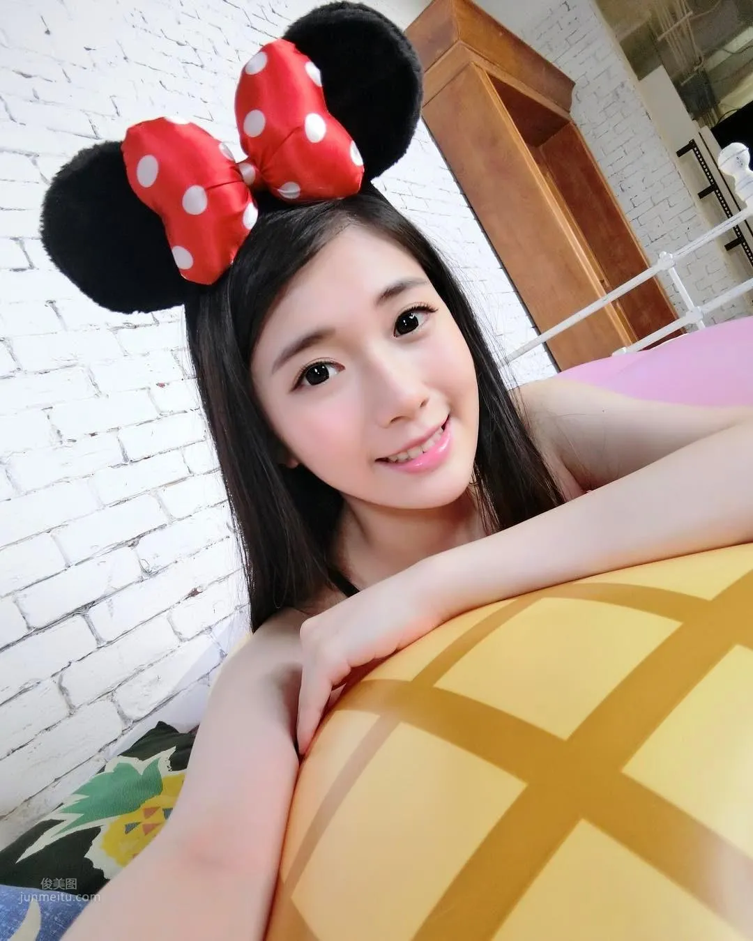 谢薇安Vivian- 台湾正妹大秀深邃事业线_0