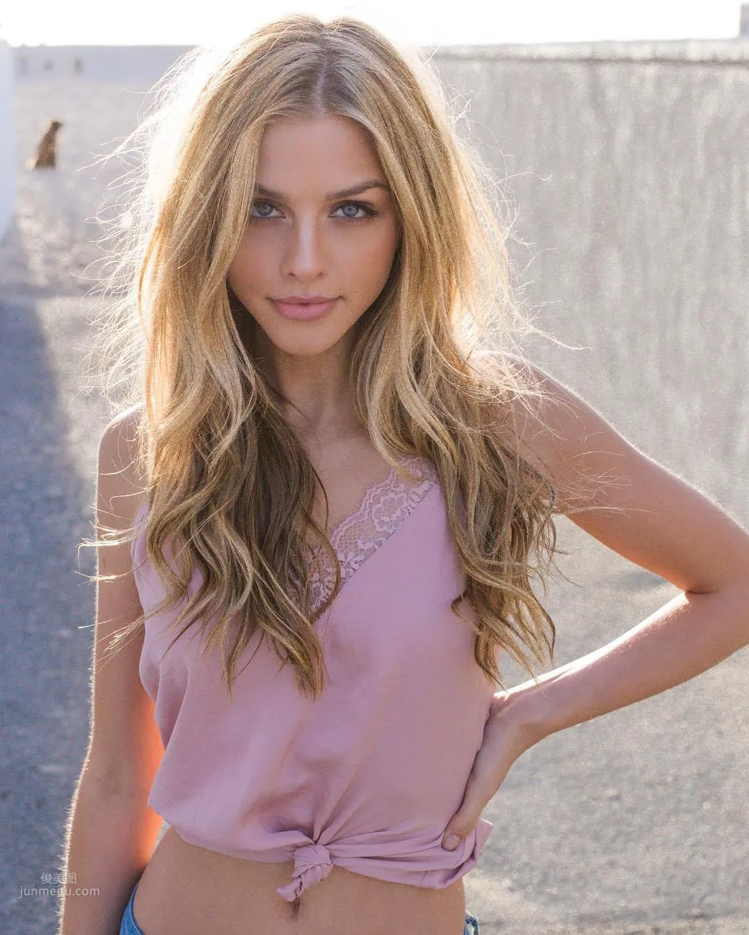 Marina Laswick- 加拿大美妝博主私房照 30