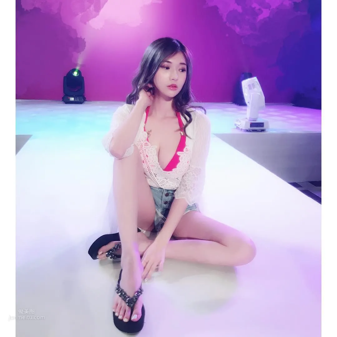 謝薇安Vivian- 台灣正妹大秀深邃事業線 41