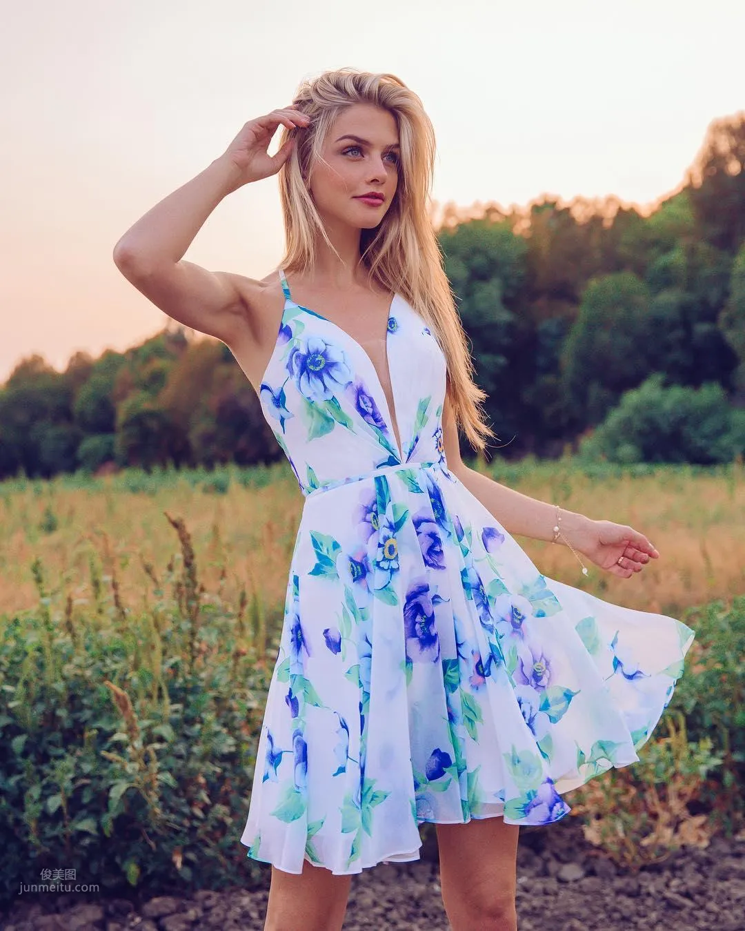 Marina Laswick- 加拿大美妝博主私房照 45