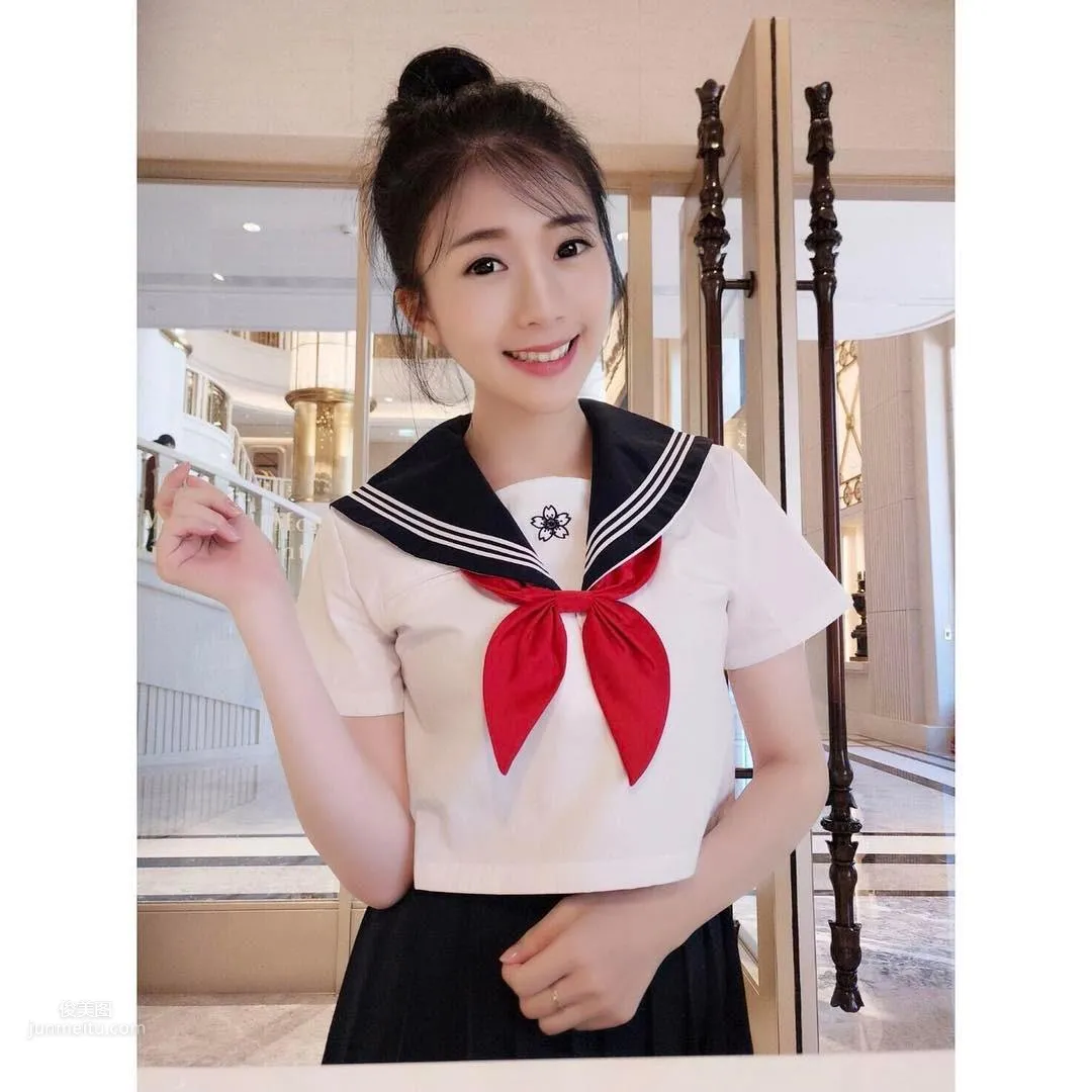 谢薇安Vivian- 台湾正妹大秀深邃事业线_2