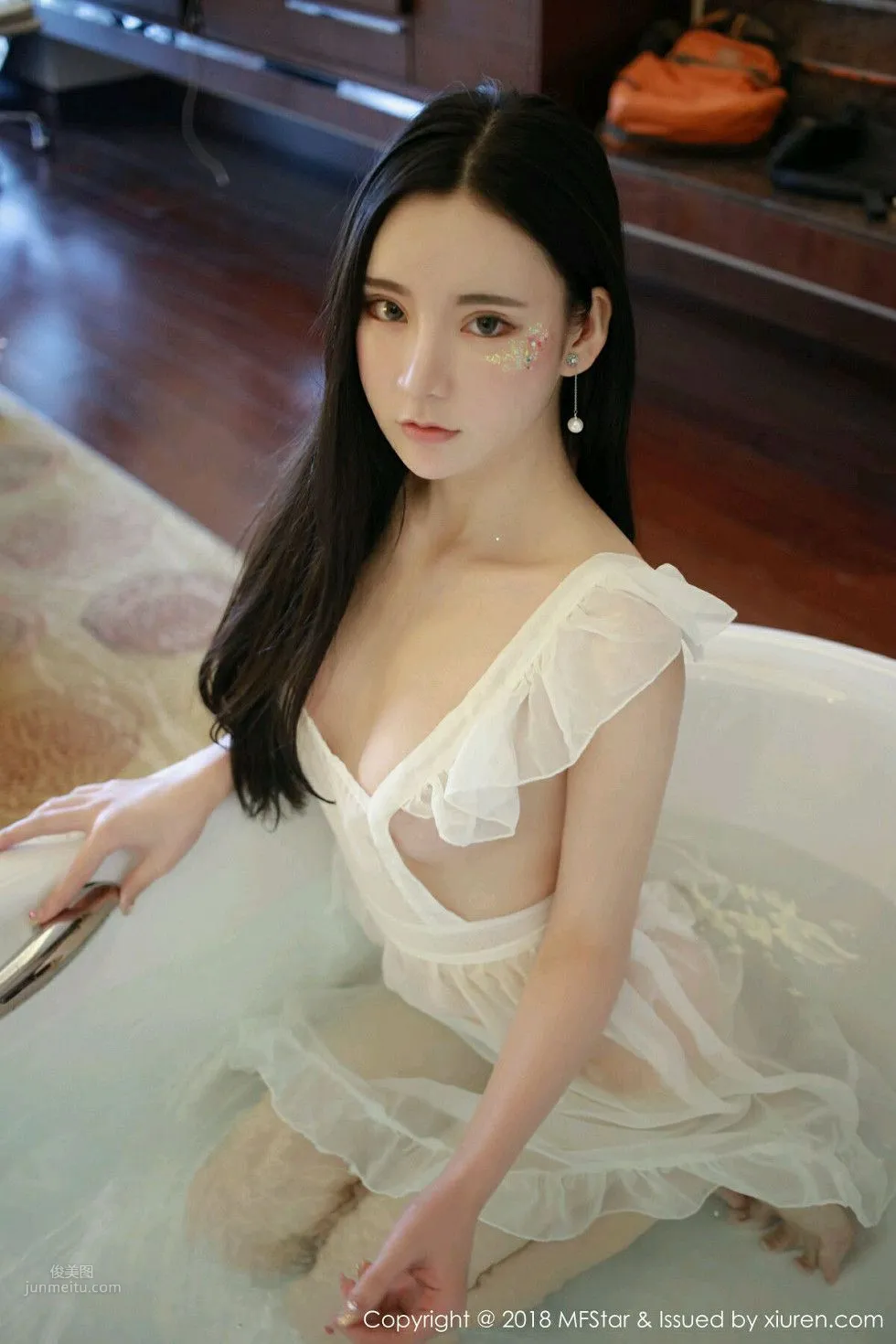 濕身女神周于希 羅裘薄紗半遮胸 10