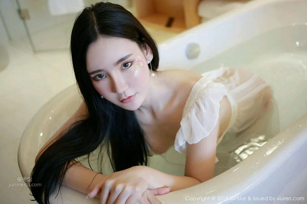 濕身女神周于希 羅裘薄紗半遮胸 30