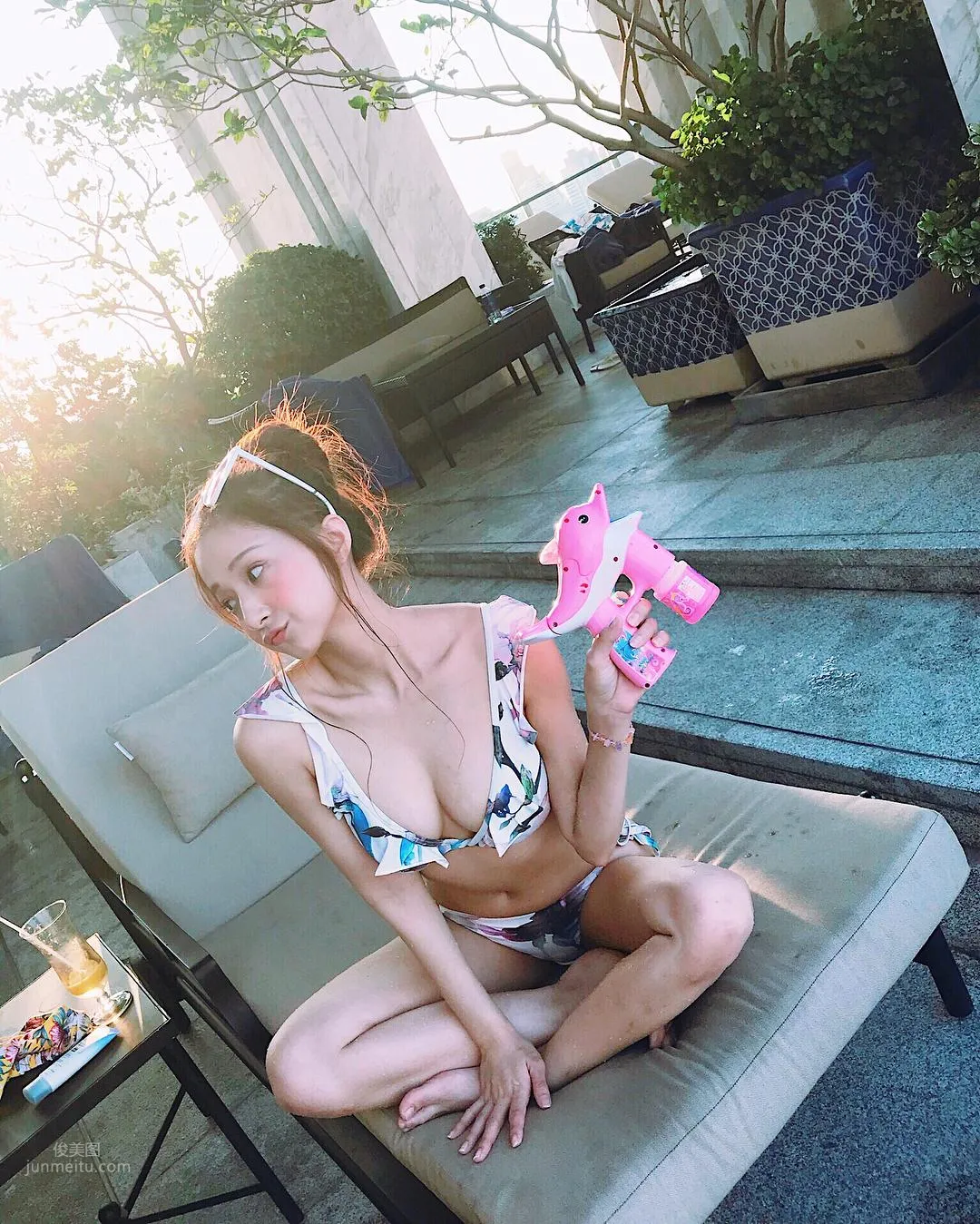 正妹江晏甯浮潛抓海膽，泳裝太美網友分心 13