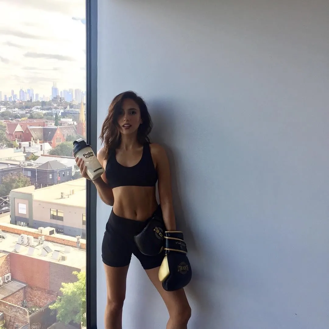 Nadia Forde- 英超宝贝性感内衣大片_10