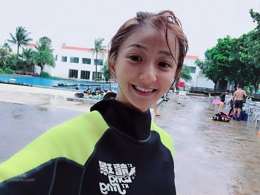 正妹江晏甯浮潛抓海膽，泳裝太美網友分心 30