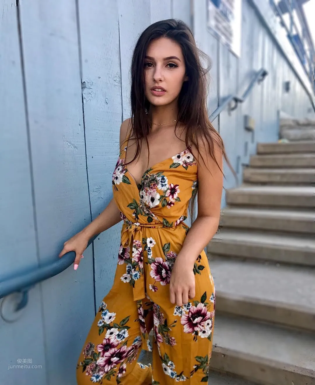 Natalie Gibson- 甜美火辣啦啦隊員 12