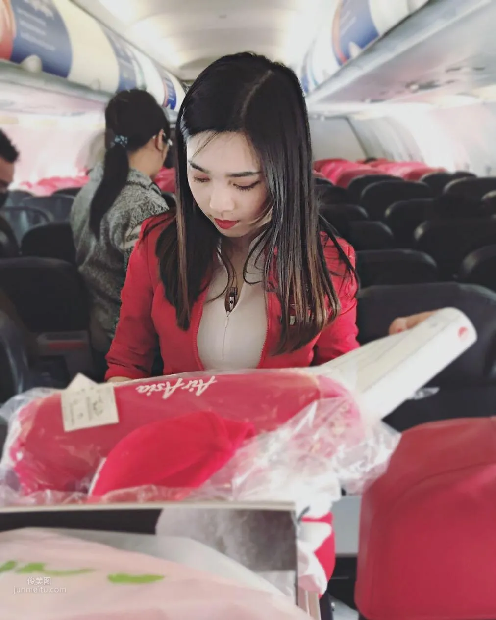 亞航正妹空姐Mabel Goo，偷拍照網絡瘋傳意外爆紅 24